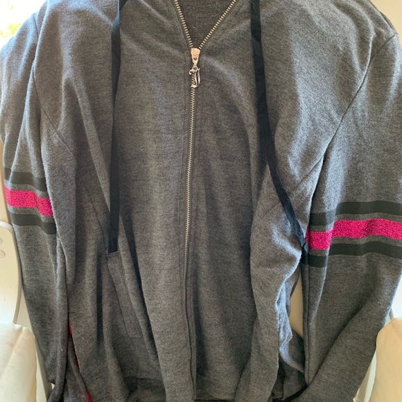 2 Vicky’s 1 Juicy ZIP Up - Picture 3 of 7